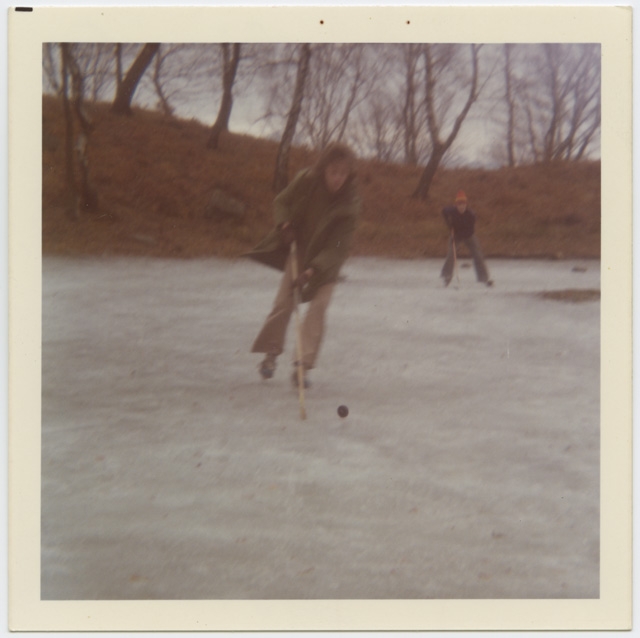 Mauro Mini e Gastone Besomi mentre giocano a hockey sul lago di Cess a Gola di Lago