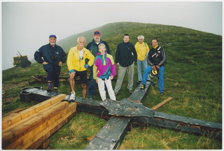 Gruppo in posa in occasione delle operazioni di rimozione della vecchia croce alla Sassèra