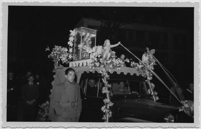 Fedeli in processione in occasione del passaggio della Madonna Pellegrina