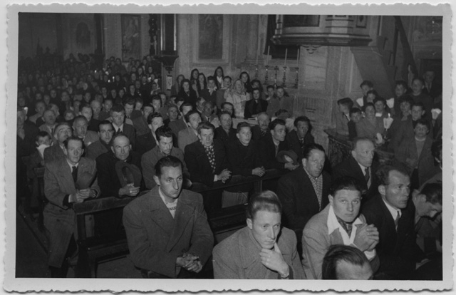 Fedeli riuniti nella chiesa di Santo Stefano a Tesserete in occasione dell'arrivo della Madonna Pellegrina