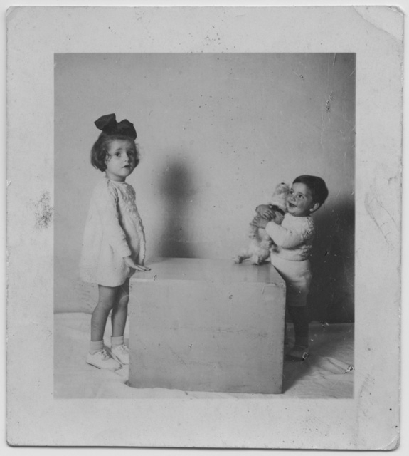 Bambini in posa con cubo e giocattolo