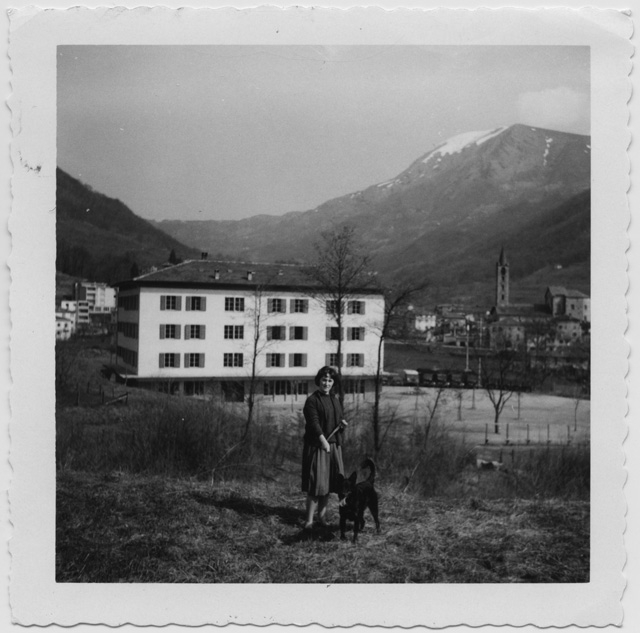 Anna Maria Besomi con un cane davanti alla Caserma di Tesserete