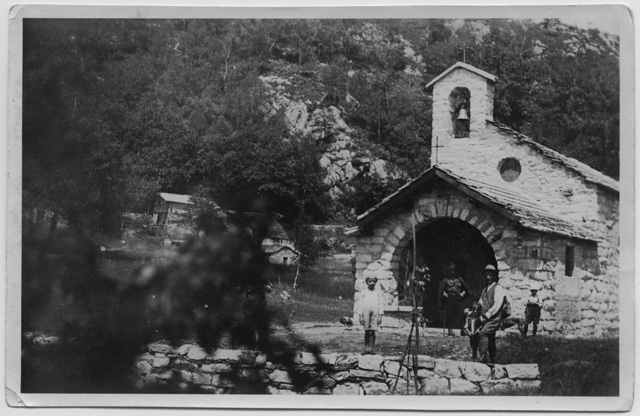 Gruppetto all'oratorio di Gola di Lago
