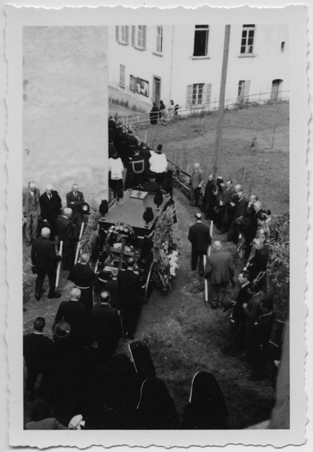 Partenza del corteo funebre di Eugenio Morosoli da Vaglio