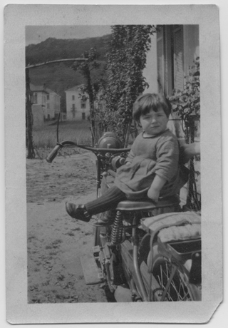 Bambina in sella a una motocicletta