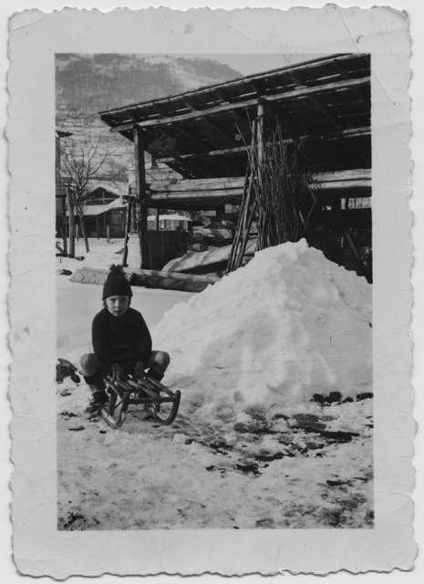 Bambina sulla slitta