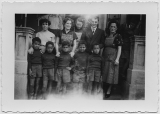 Bambini francesi ospiti di famiglie capriaschesi davanti al ristorante Club Alpino