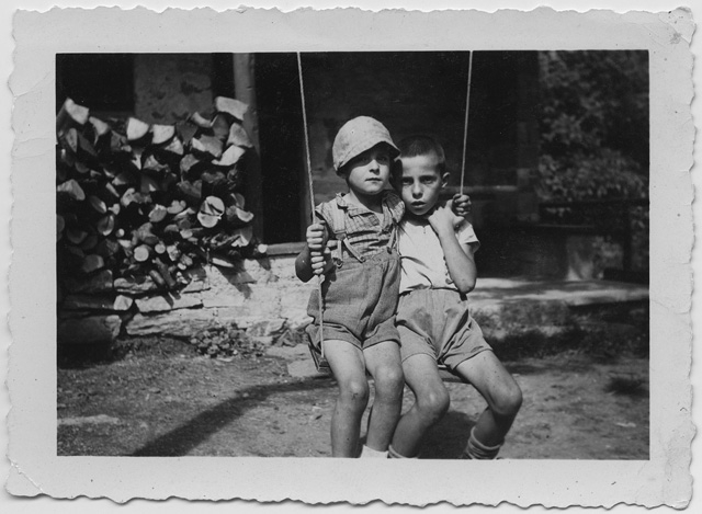 Bambini sull'altalena