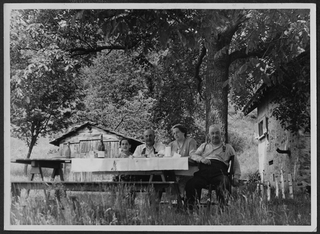 Famiglia Antonini durante un pranzo all'aperto a Condra