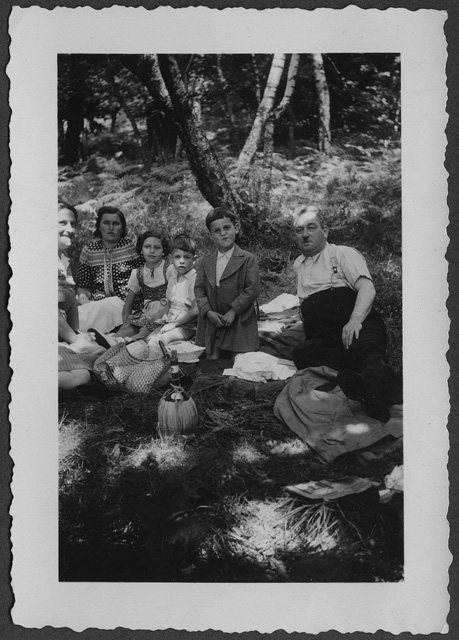 Famiglia Antonini in posa sopra a un prato