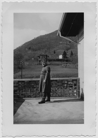 Piero Antonini in divisa militare sul balcone di casa Antonini a Tesserete