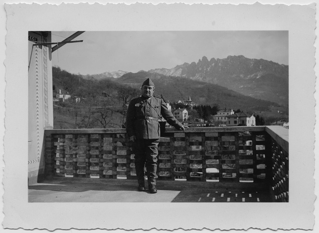Piero Antonini in divisa militare sul balcone di casa Antonini a Tesserete