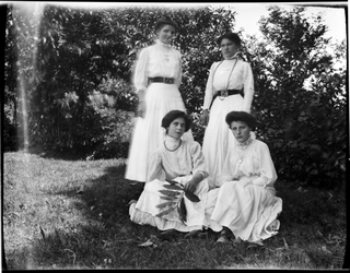 Giovani donne in posa in un prato