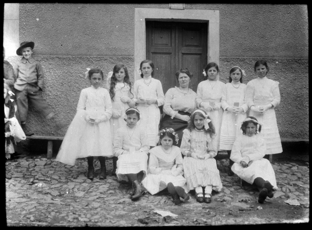 Bambine in posa in occasione della Cresima