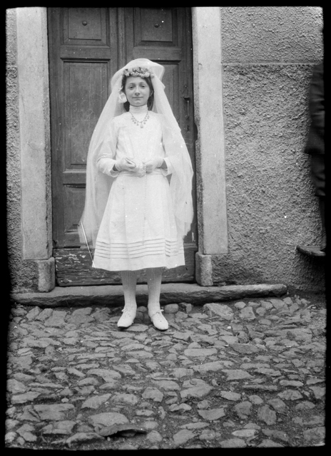 Bambina in posa in occasione della Cresima