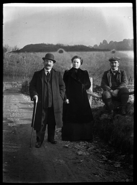 Piero Antonini in posa con due amici su una strada sterrata