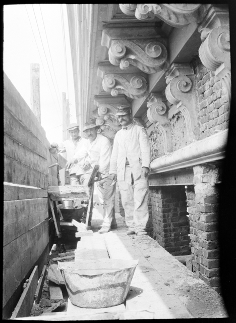 Operai in posa in un cantiere a Lugano