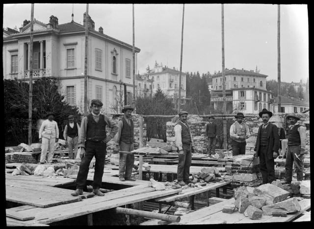 Operai in posa in un cantiere