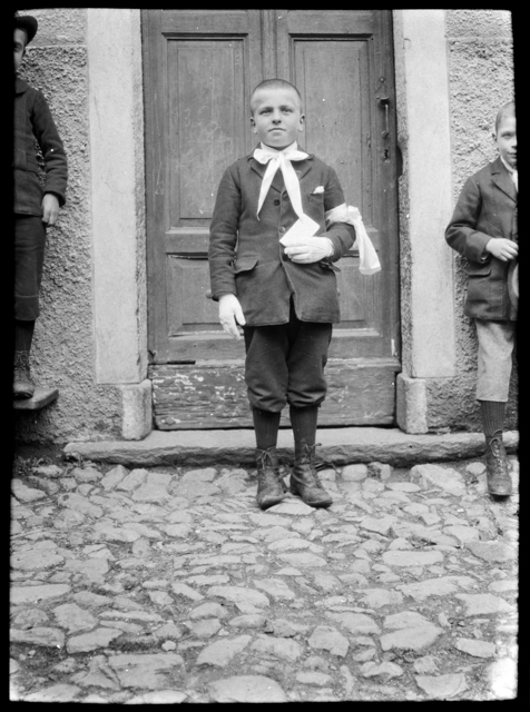 Bambino in posa in occasione della Cresima