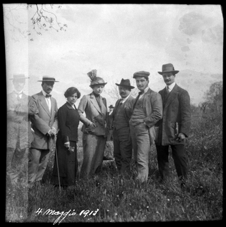 Ritratto di gruppo in un prato