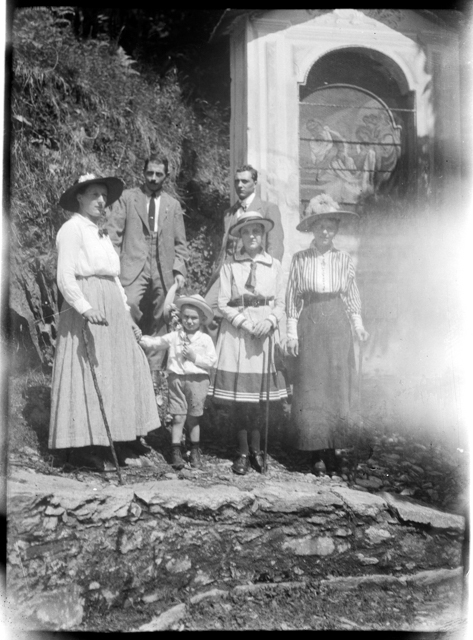 Famiglia in posa accanto a una cappella