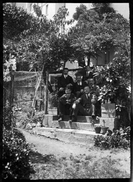 Uomini in posa su una scalinata