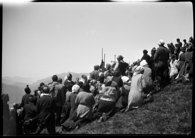 Fedeli radunati durante una funzione religiosa alla Sassèra
