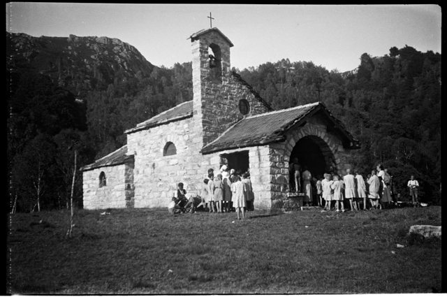 Classe scolastica in visita alla chiesa di Maria SS Ausiliatrice a Gola di Lago