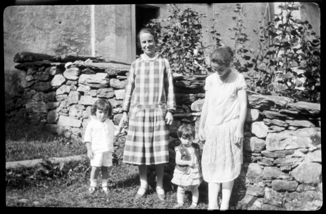 Ritratto di due donne con bambini