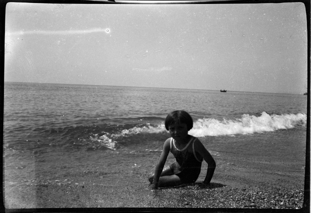 Ritratto di bambina in riva al mare