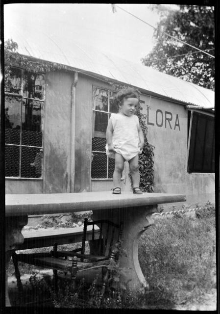 Ritratto di Vittorino Besomi davanti al cinematografo Flora