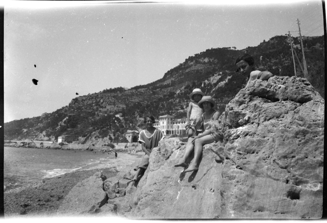 Ragazze in spiaggia in Liguria