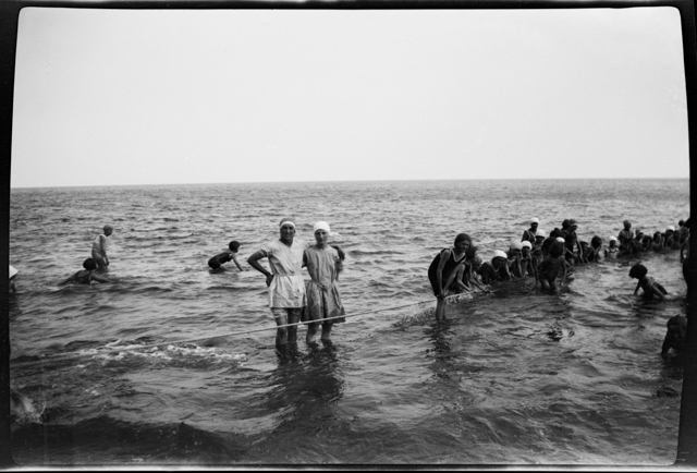 Bambini che fanno il bagno durante una colonia estiva in Liguria