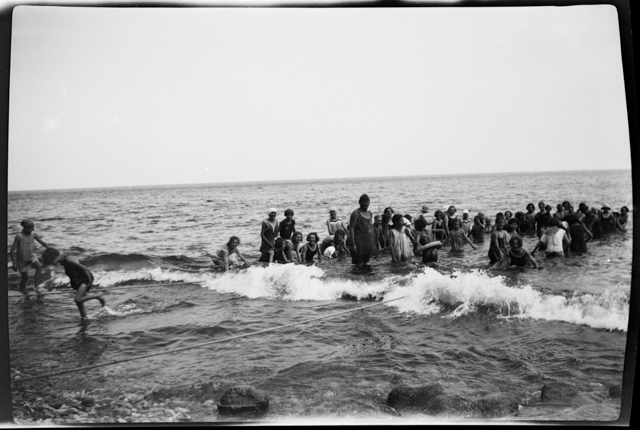 Bambini che fanno il bagno durante una colonia estiva in Liguria