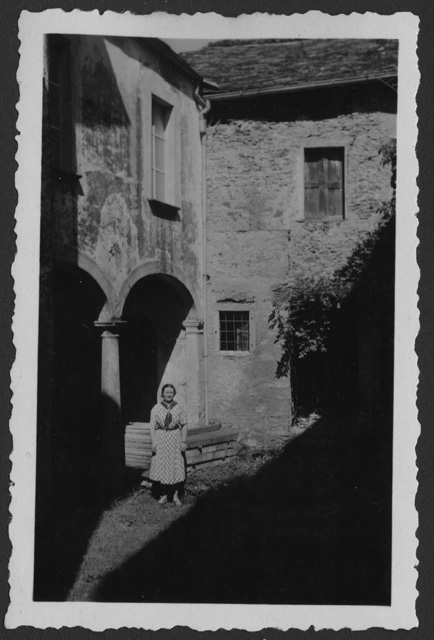 Ritratto di donna all'interno di una corte a Sala