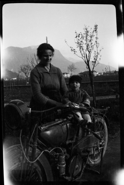 Anna Besomi con il figlio Riccardo a Molino Nuovo
