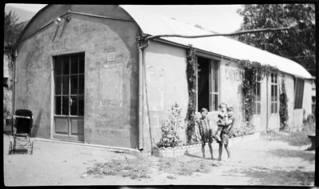 Fratelli Besomi davanti al cinematografo Flora a Tesserete