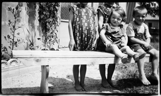 Fratelli Besomi nel giardino del cinematografo Flora a Tesserete