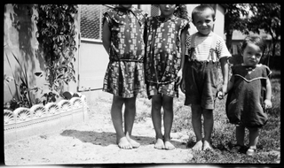 Fratelli Besomi nel giardino del cinematografo Flora a Tesserete