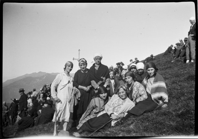 Gruppo di persone in festa alla Sassèra