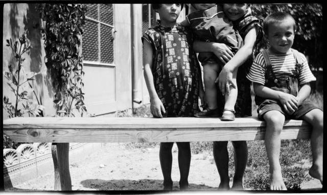 Fratelli Besomi nel giardino del cinematografo Flora a Tesserete