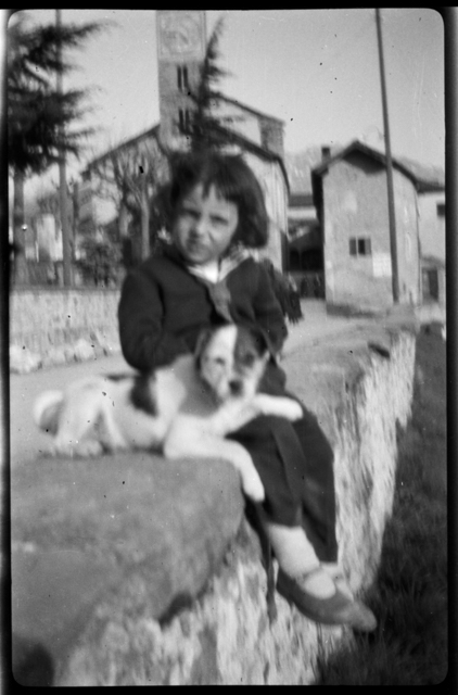 Vittorino Besomi in posa con un cane a Tesserete