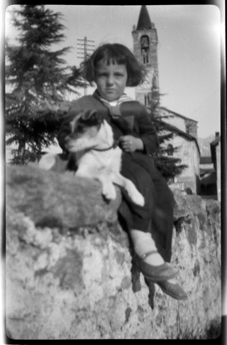 Vittorino Besomi in posa con un cane a Tesserete