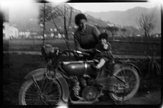 Ritratto di Anna e Riccardo Besomi con una motocicletta a Molino Nuovo