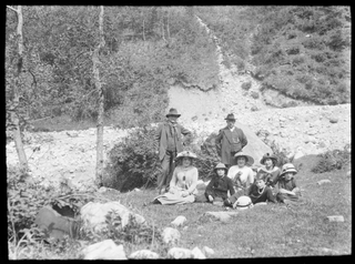 Gruppo in posa in un prato