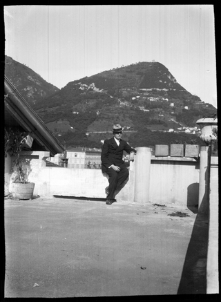 Uomo in posa in terrazzo