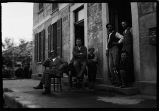 Gruppo davanti ad un edificio