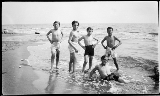 Ragazzi in posa in riva al mare