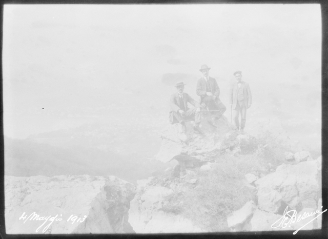 Tre uomini in posa in montagna