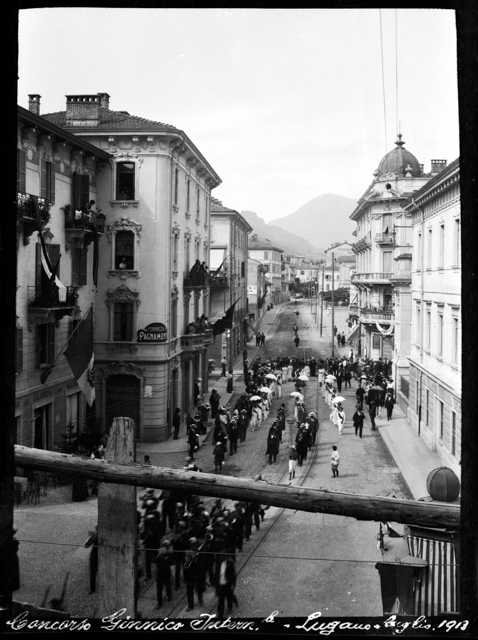 Parata lungo via Pretorio a Lugano in occasione del Concorso Ginnico Internazionale